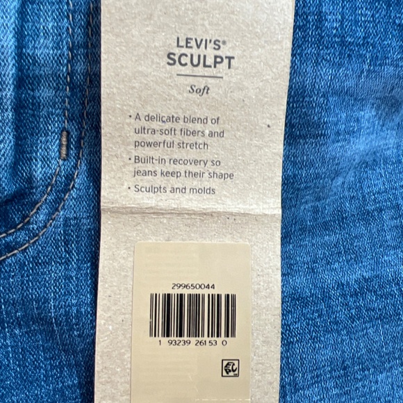 Levi’s Women’s Mid Length Denim Shorts NWT - Picture 4 of 5